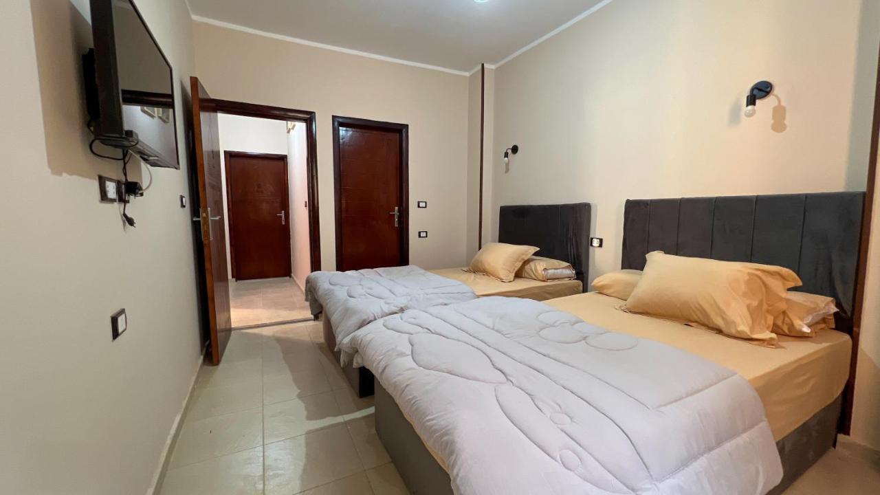 Pyramids Road Guest House Cozy Rooms And Rooftop Breakfast With The Pyramids View Nazlet el-Sîsi Zewnętrze zdjęcie