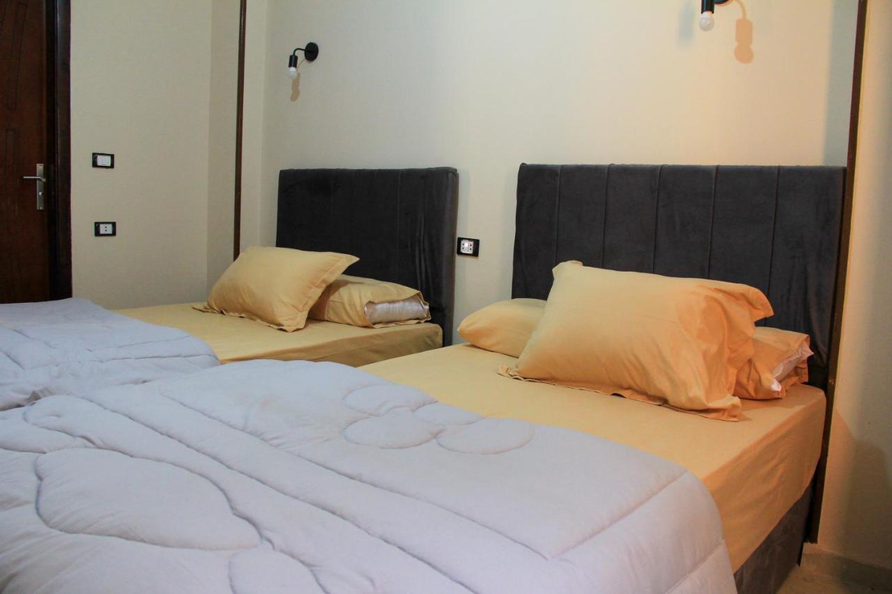 Pyramids Road Guest House Cozy Rooms And Rooftop Breakfast With The Pyramids View Nazlet el-Sîsi Zewnętrze zdjęcie